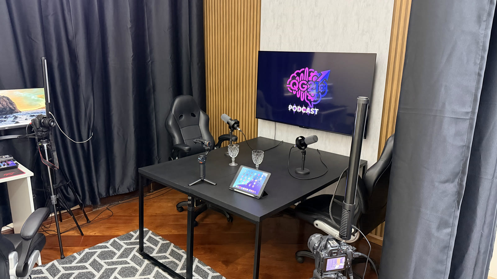 Estúdio de podcast próprio da QG21 Studio em Jandira, SP